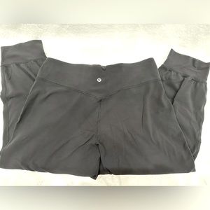 EUC, Lululemon size 12 align cropped joggers.